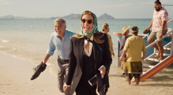 Ausschnitt aus Trailer; Julia und George am Strand bei Ankunft auf Bali