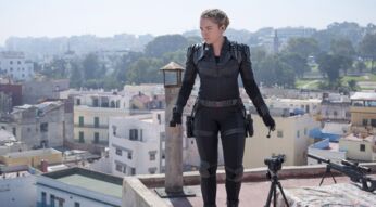 Eine Frau in Schwarz allein auf dem Dach