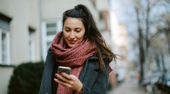 Frau schaut auf ihr Smartphone