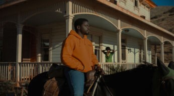 OJ (Daniel Kaluuya) sitzt auf einem Pferd im Film Nope