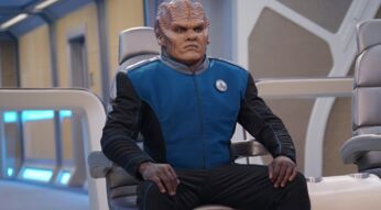 Das Bild zeigt eine Szene aus der Serie The Orville