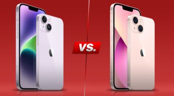 iPhone 14 und iPhone 13 von vorne und hinten nebeneinander vor rotem Hintergrund