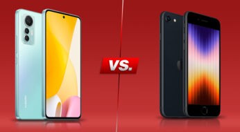 Smartphones Xiaomi 12 Lite und iPhone SE jeweils von beiden Seiten nebeneinander vor rotem Hintergrund