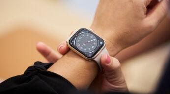 Das Bild zeigt die neue Apple Watch SE an einem Handgelenk