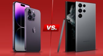 Smartphones iPhone 14 Pro Max und Galaxy S22 Ultra nebeneinander vor rotem Hintergrund