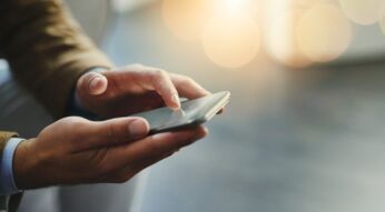 Mensch mit Smartphone