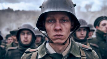 Soldat Paul Bäumer (Felix Kammerer) in Uniform