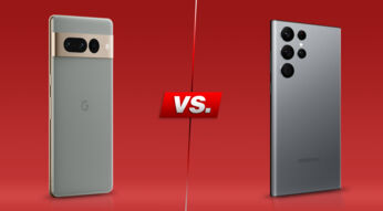 Rückseiten der Smartphones Pixel 7 Pro und Galaxy S22 Ultra vor rotem Hintergrund