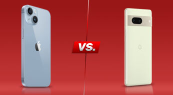 Rückseiten der Smartphones iPhone 14 und Pixel 7 vor rotem Hintergrund