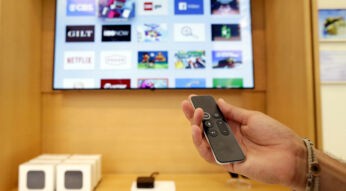 Apple TV 4K mit Siri-Fernbedienung und großem Bildschirm