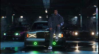 Ein Charakter sitzt in Need for Speed: Unbound auf seinem Fahrzeug