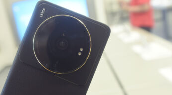 Smartphone Xiaomi 12s Ultra in einem Geschäft mit unscharfem Hintergrund