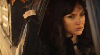 Gal Gadot sitzt im Auto