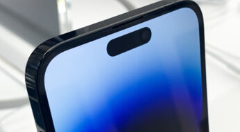 iPhone 14 mit blauem Display in Auslage im Apple Store