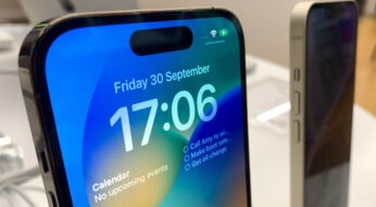 iPhone 14 von schräg oben in der Auslage eines Apple Stores