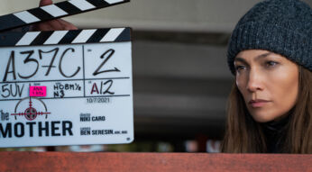 Film-Klappe vor Jennifer Lopez' Gesicht