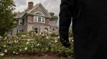 Eine schwarze Gestalt vor einem Haus