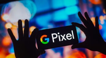 Zwei Hände halten ein Handy vor buntem Hintergrund, auf dem Display das Google-Logo und der Schriftzug "Pixel"