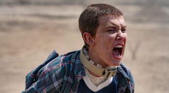 Eine junge Frau schreit