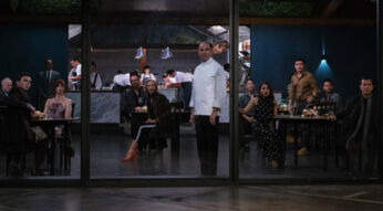 Pressefoto zu The Menu mit Darsteller Ralph Fiennes, Anya Taylor-Joy, Nicholas Hoult im Restaurant, Schauplatz des Films