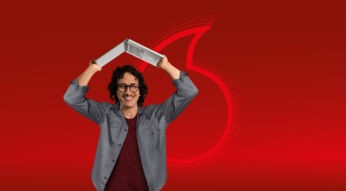 Mann hält Laptop als Dach über seinen Kopf