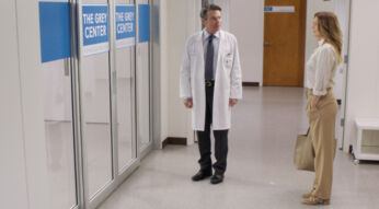 Das Bild zeigt eine Szene aus der 18. Staffeln von Grey's Anatomy