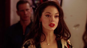 Cherry Darling (Rose McGowan) schaut in den Spiegel in Planet Terror
