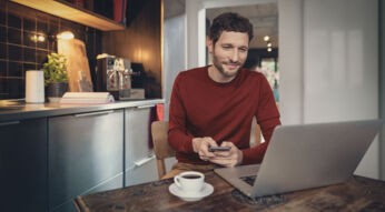 Ein Mann prüft eine unbekannte Rufnummer