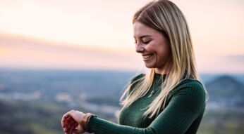 Frau schaut auf ihre Smartwatch