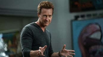 Ein Mann im Pullover erklärt etwas.