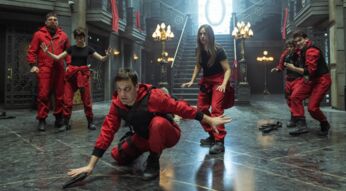 Eine Bande in roten Overalls.