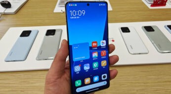 Hand hält das Smartphone Xiaomi 13 Pro in einem Ladengeschäft