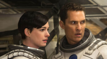 Dr. Amelia Brand (Anne Hathaway) und Cooper (Matthew McConaughey) sind geschockt