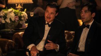 Zwei Männer in Abendgarderobe trinken Champagner.