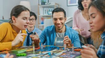 eine Gruppe von Freunden spielt Brettspiele