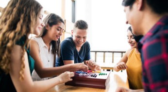 freunde spielen brettspiele zusammen