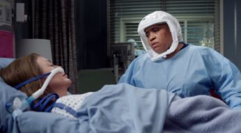 Ärztin und Patientin in Schutzkleidung im Krankenhaus