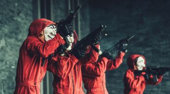 Vier maskierte Bewaffnete in Rot.