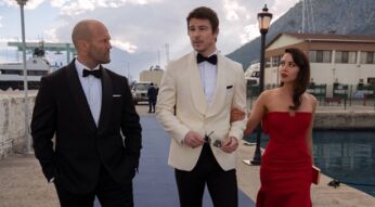 Zwei Männer und eine Frau in Abendgarderobe in einer Marina.