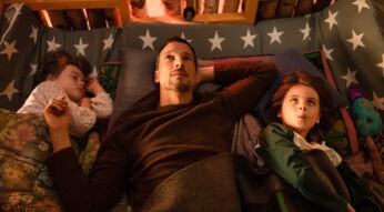 Ben (Florian David Fitz) liegt mit seinen Kindern im Bett