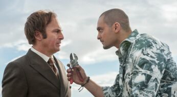 Ein Mann bedroht einen anderen.