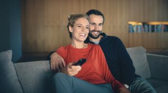 Paar schaut Fernsehen