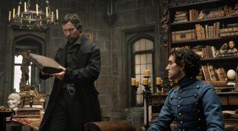 Zwei Männer in einer altmodischen Bibliothek