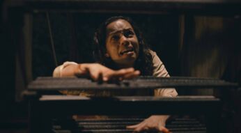 Eine junge Frau auf dunkler Treppe