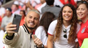 Ein junger Mann, zwei junge Frauen und ein Selfie.