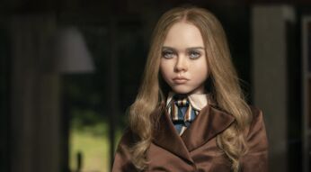 Eine unheimliche, lebensgroße Puppe