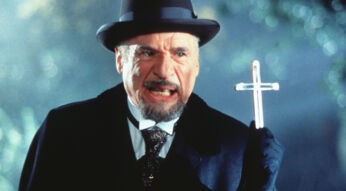 Mel Brooks als Professor Van Helsing hält ein Kreuz in die Luft