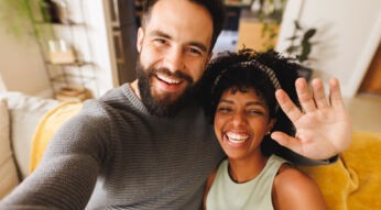 Glückliches Paar macht ein Selfie mit dem Smartphone, POV.