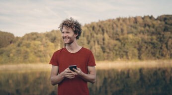 Ein Mann hält sein Smartphone in der Hand