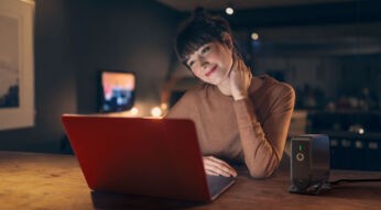 frau nutzt superwlan verstärker